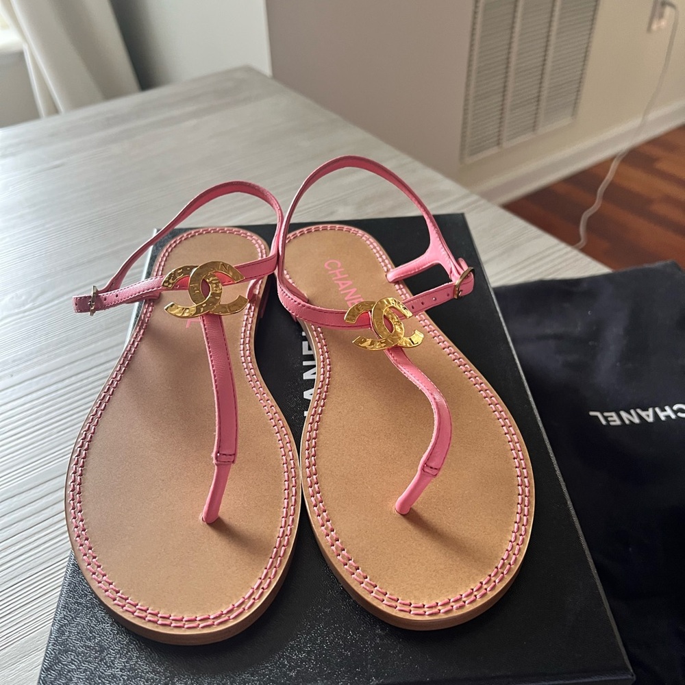CHANEL CC Logo T-Strap Sandals Pink Leather Size 39 Gold Hardware Flat Sandals - Picture 5 of 6